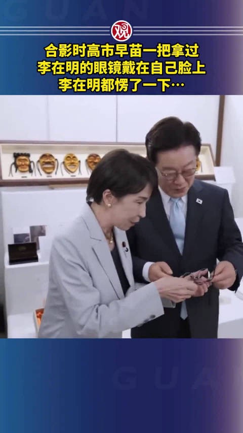 李在明都尬了一下，面对镜头，只好笑起来
