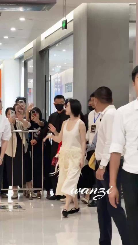 很少见倪妮出错 这件衣服真不好看