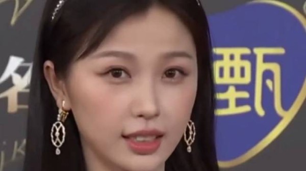 2023微博之夜的虞书欣原相机直出,她是在经历变声期吗?