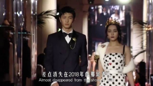当年的那张合照背后,原来藏着迪丽热巴如此决绝的坚持