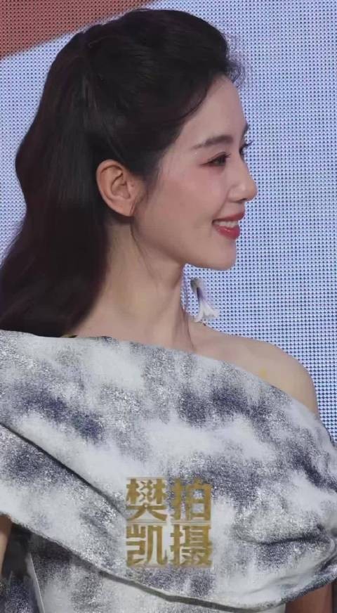 她的笑容怎么给人感觉很伤感 眼神里没有真正的喜悦