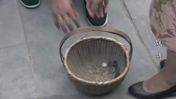 战将:卖唱女子被混混欺负,韩先楚上前阻止,还为她安排去处