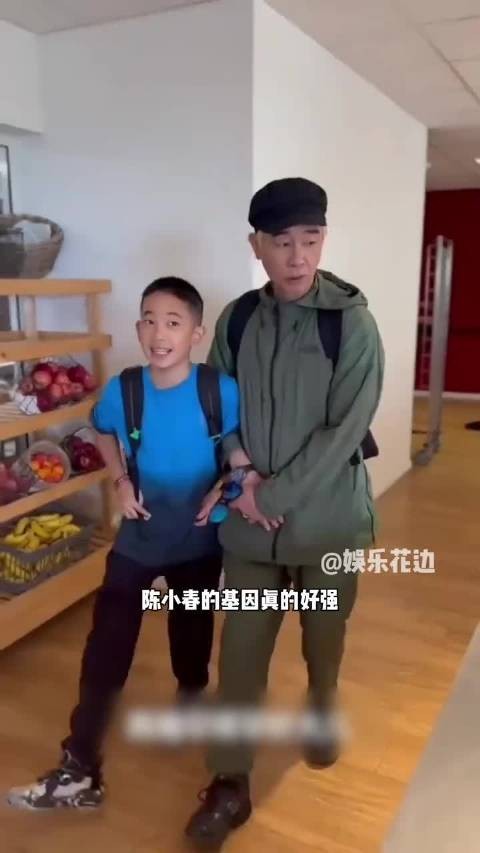陈小春和应采儿为Jasper庆生,晒一家六口同框照,HOHO长得像外婆!