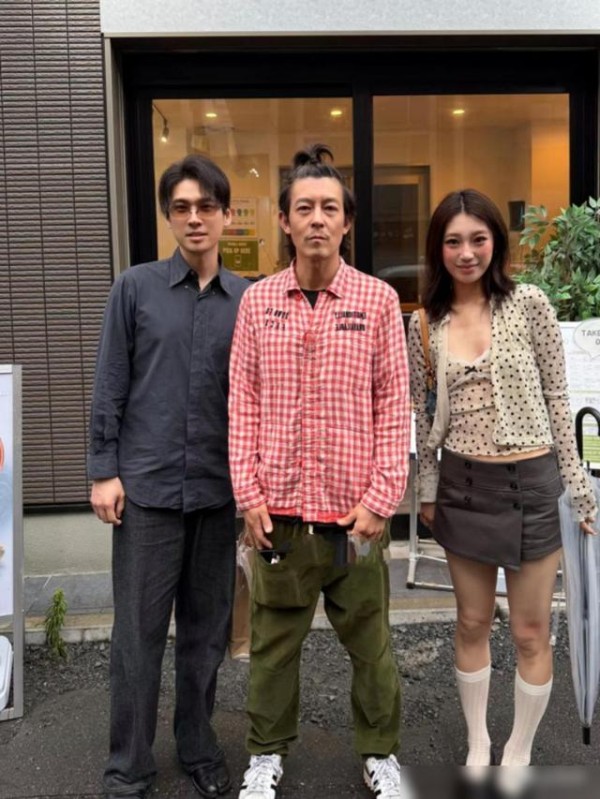 落差太大！陈冠希和9岁女儿逛街，打扮不修边幅，沧桑似流浪汉