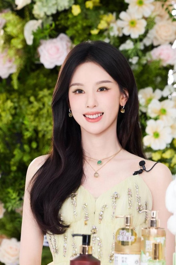 陈都灵笑容清甜。
