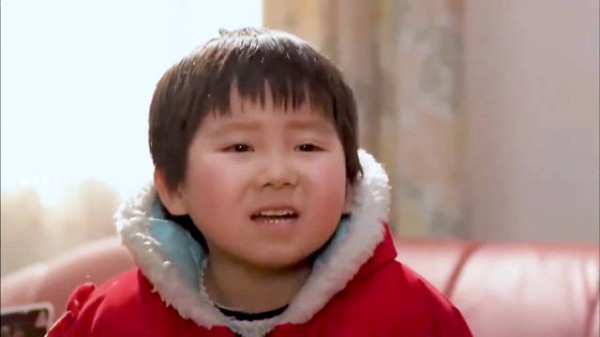 爷爷只是想给孙子夹菜，妈妈就投来厌恶的目光！