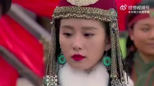 女孩把手放进油锅，当场揭穿老巫婆的妖言