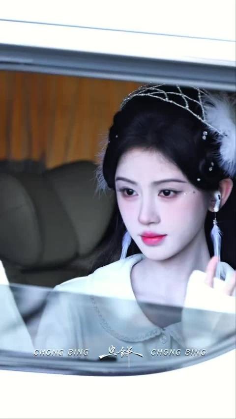 鞠婧祎《万花世界》新造型路透来啦，你喜欢她的新造型吗？