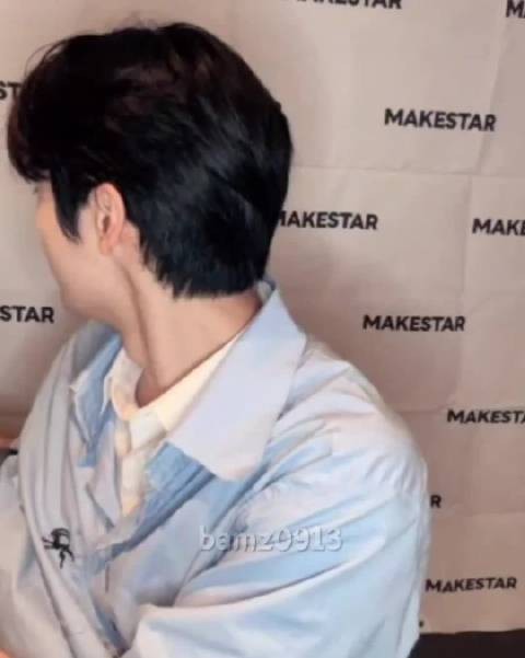 郑成灿MS签售会现场回头引粉丝欢呼