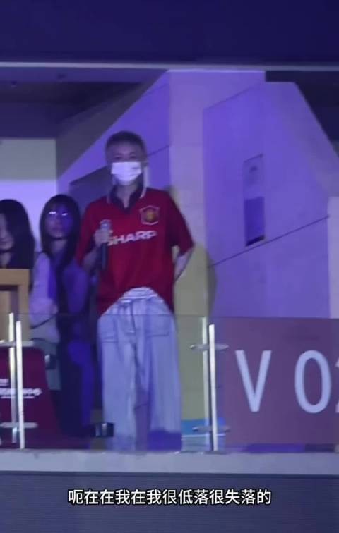 鹿晗现身周震南演唱会，被曝低谷期持续两年相助
