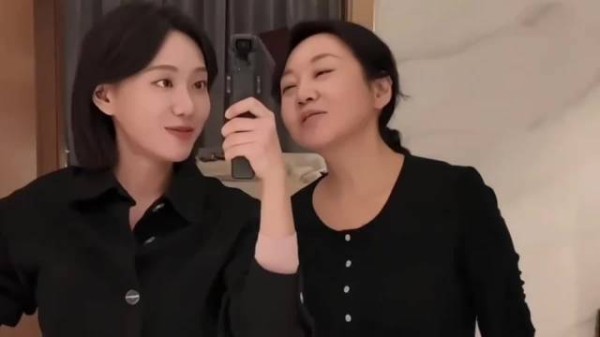 闫妮女儿出席公开活动，28岁邹元清身材优越，长相随妈妈自带微醺感！
