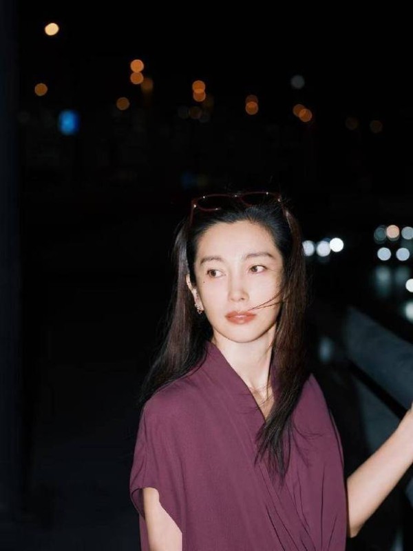 李冰冰沉静悠然。