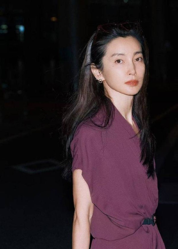 搜狐娱乐讯 近日,李冰冰一组出行随拍曝光,她身穿紫红色收腰连衣裙,妆容清淡,松弛舒展,简约造型衬出沉稳大气的好状态。