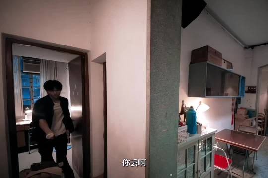 观众逐帧扒野狗骨头揪出摄像大哥，剧组被催加更