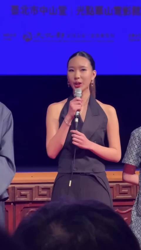 小S大女儿Elly首映礼谈演戏经历，妆容成熟显华裔气质
