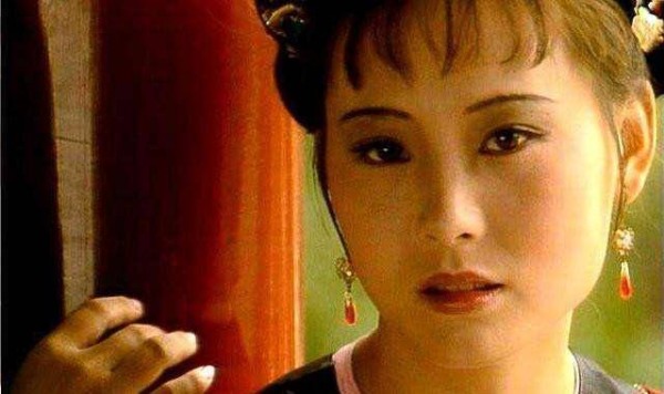 宝玉身边一个光彩照人的美貌丫头，比袭人正直，比妙玉黛玉敢爱！