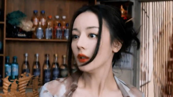 迪丽热巴九成打戏实拍,苦练唐刀完成高难动作