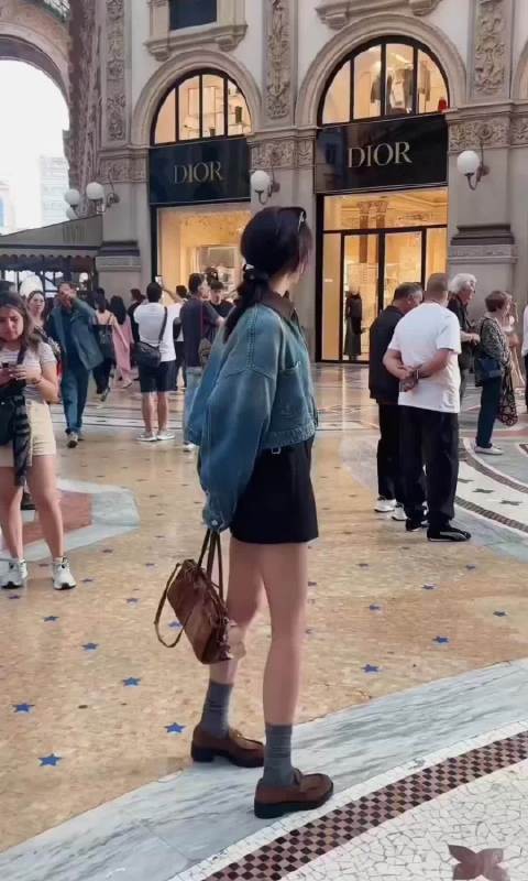 网友在米兰偶遇素颜的关晓彤,她是怎么做到私服永远比活动的造型好看的