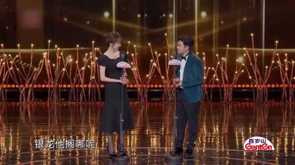 姜妍撒起娇来有多招人稀罕?一句嗯呐,台下李乃文都被拿捏了!
