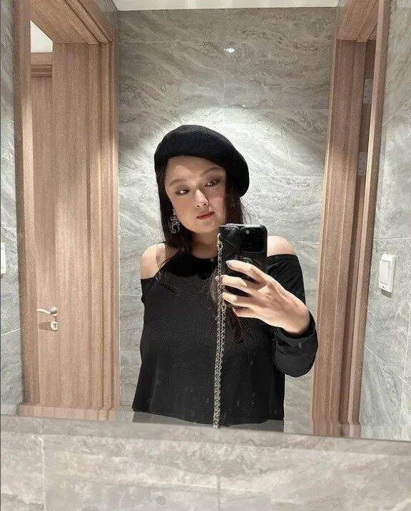 恭喜！TVB前女星陈嘉佳疑似开始首次恋爱，与小鲜肉男友拍拖被拍，靠直播收入不菲