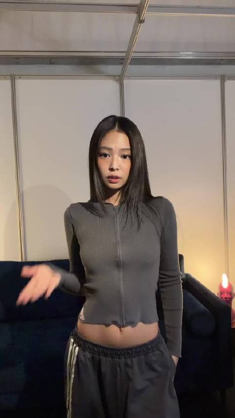 Jennie发布Tiktok变装视频