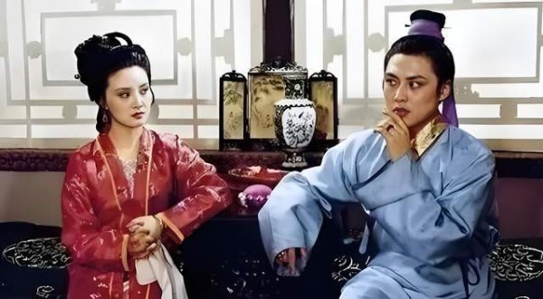 贾琏抱怨王熙凤“扭手扭脚”，一句话道尽了她婚姻里说不出的委屈