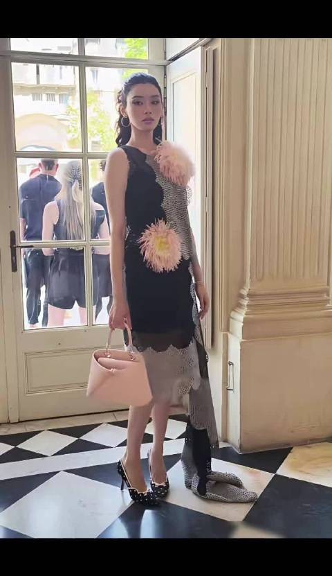 奚梦瑶带娃赶飞机素颜现身,豪门媳妇生活亲力亲为