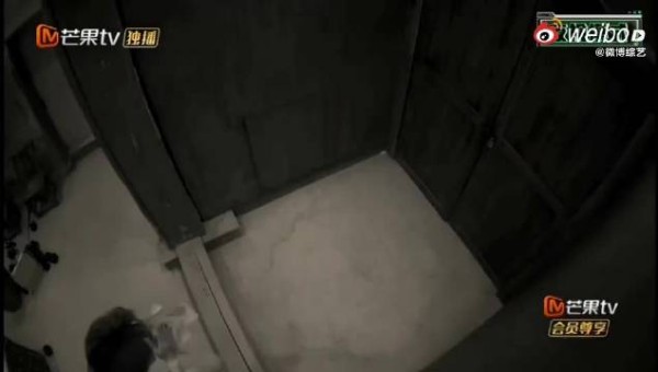 张真源密室逃脱谨慎拿物资，反差表现引关注