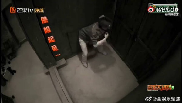 专属谨慎小习惯，密室任何异响都快速护身后，害怕却依旧靠谱照顾同伴
