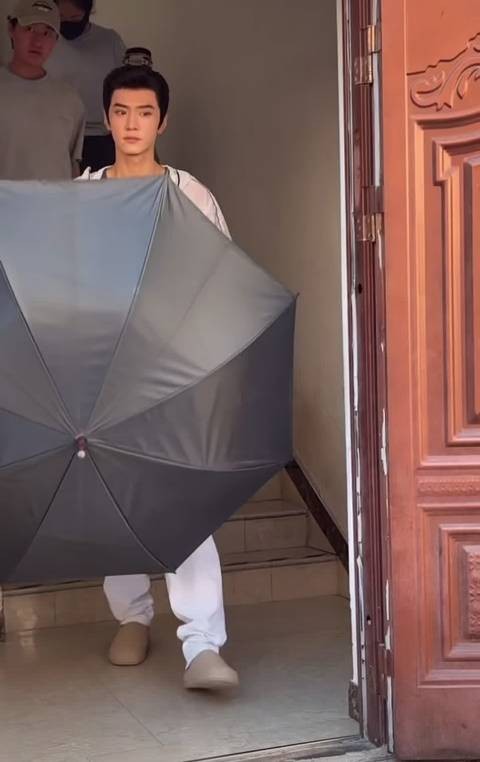陈哲远出装着眼睛一秒入戏的感觉