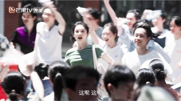 张婧仪演绎考场少女奔跑片段，青春活力获赞