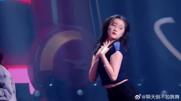 不愧北舞第一!关晓彤性感蛮腰一扭,哪个男人看了不迷糊!