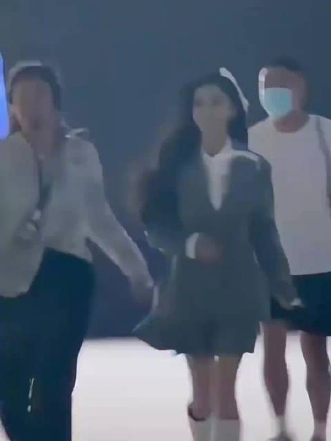 这个baby完全就是学姐来的，闪光灯都在为她而闪，姐姐怕不是全场的焦点吧
