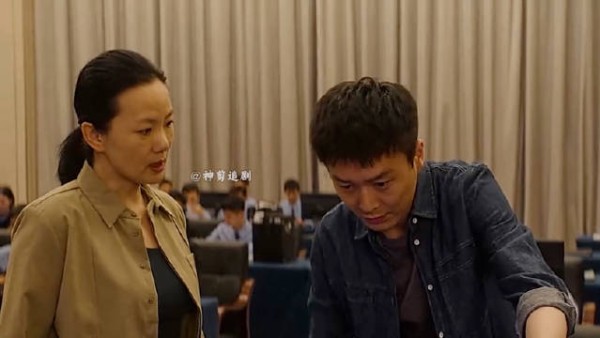 小伙沉浸在一夜暴富的幻想之中，殊不知自己早已陷入团伙的圈套