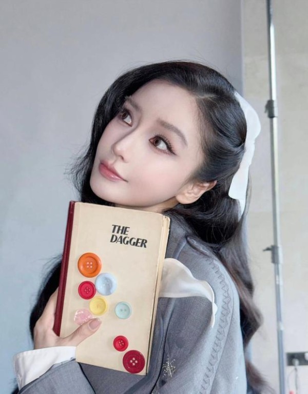 Angelababy温柔清爽。