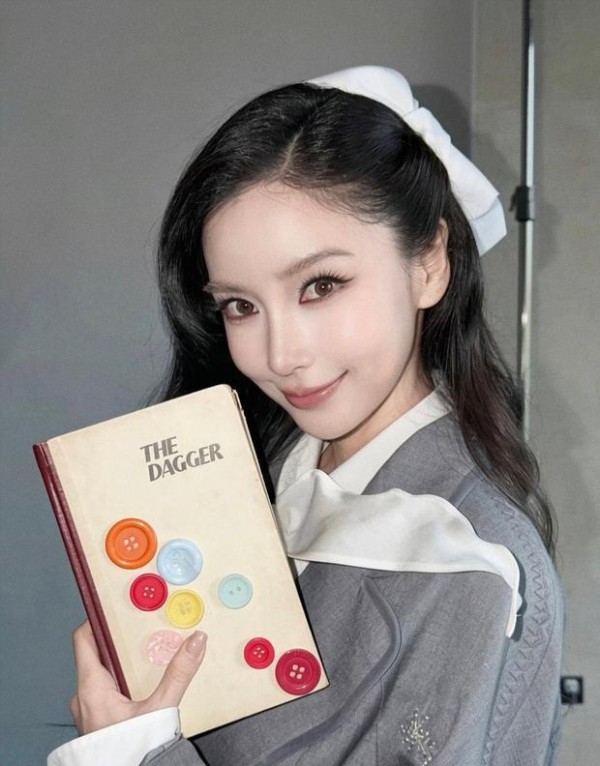 Angelababy灵动甜美。