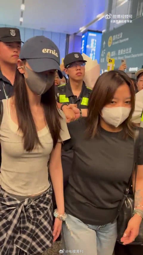 毫无预兆的一下，陈瑶脚步直接乱了半拍，看得出来完全没料到助理会靠这么近