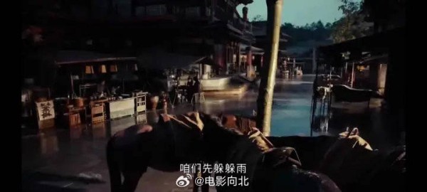 好喜欢这种氛围，劫后余生的主角在日出时分坐在一起等雨停
