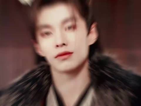 何与饰演白切黑太子,八块腹肌引关注