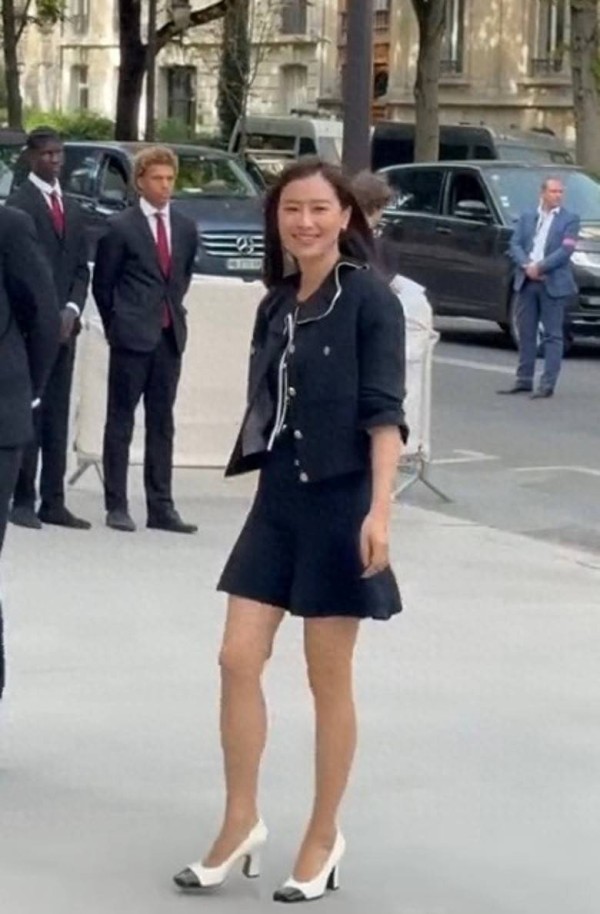 TVB前花旦优雅现身时装周，黑白短裙套装气质佳，状态大勇获激赞