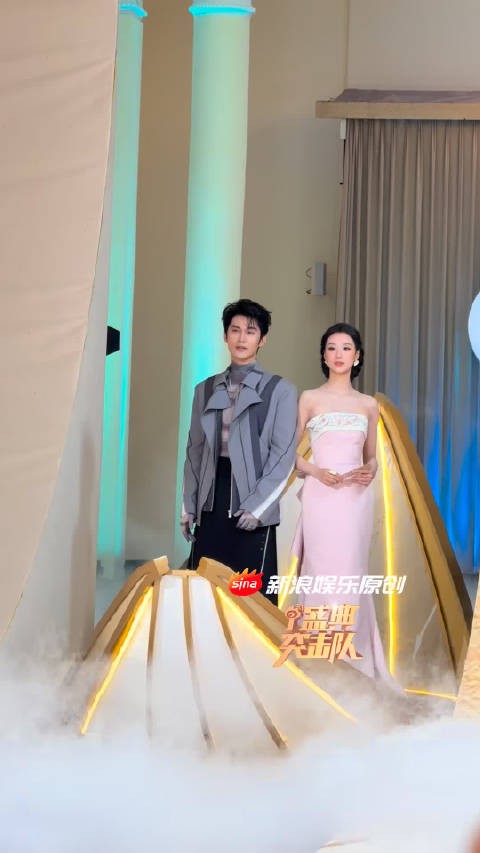王小亿、王道铁牵手走红毯,一同亮相时尚中国之夜