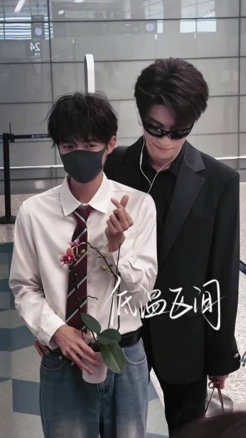 闫睿豪管栎挽手现身机场