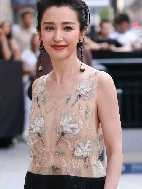 李冰冰巴黎时装周亮相笑容引热议