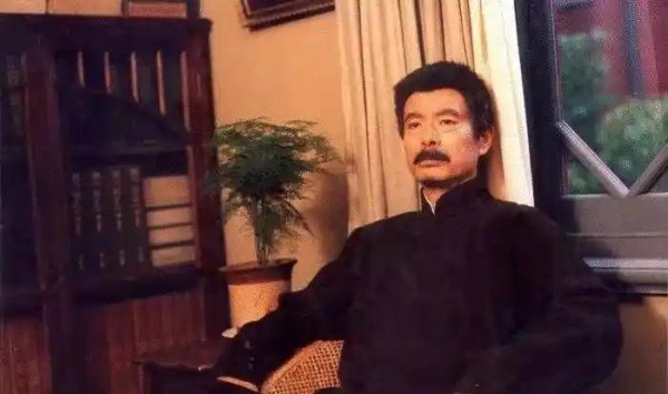 再读鲁迅的《肥皂》：一块皂脂里的权力密码与革命投机者的嘴脸