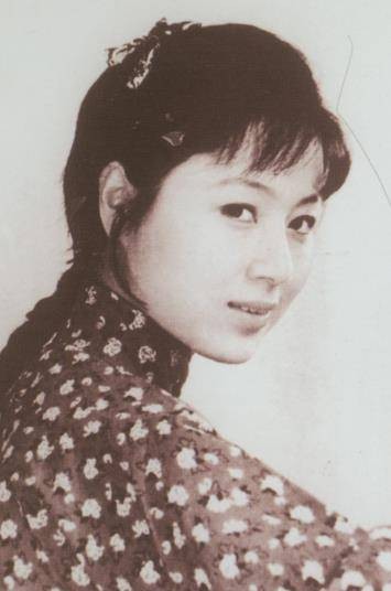 她是黄梅戏的一代宗师,历经2段婚姻收获幸福后,却在38岁自杀