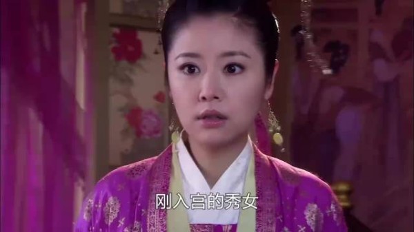 宫女和皇帝的宠妃长得一模一样，被迫卷入了后宫斗争中！