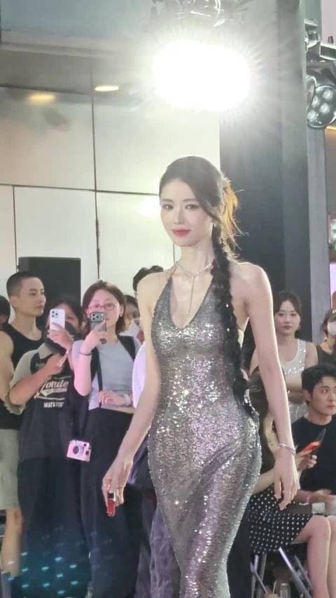 方圆走秀，脸蛋身材都好完美啊
