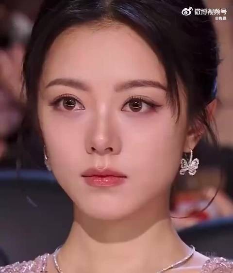 林允高清镜头下妆面获赞