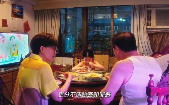 迷信致女孩左手被污名化,电影揭示双标伤害