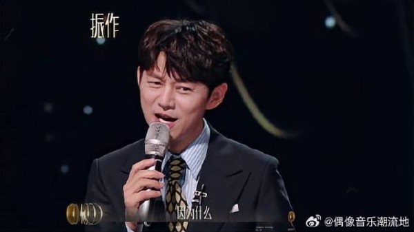 阿雅太可爱了！想环游世界却绕着何炅跑一圈，炅炅：好土啊！